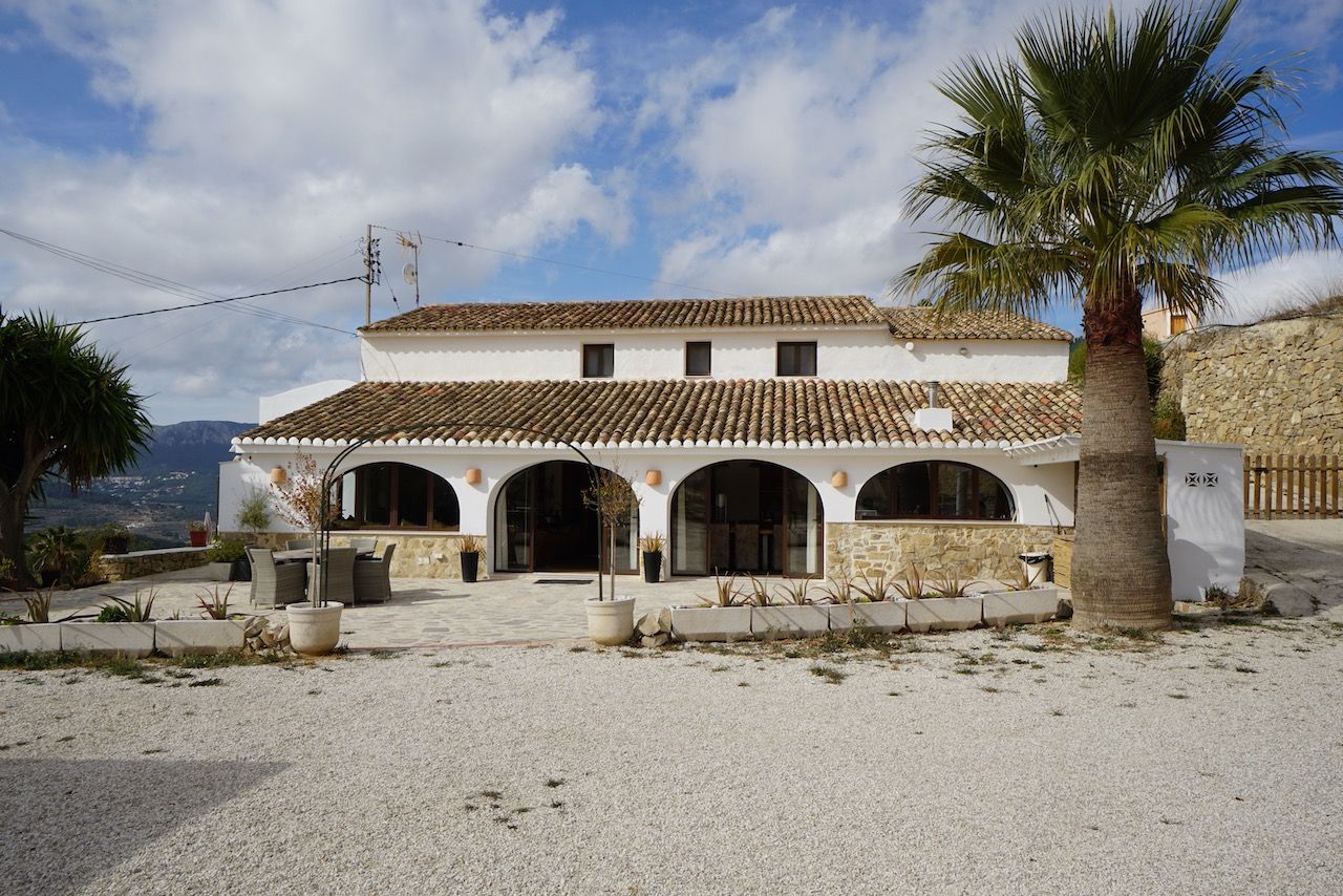 Fully Renovated Finca with Sea Views and Pool for Sale in Benissa