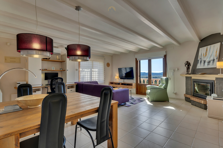 Characterful Spanish villa with guest accommodations and panoramic views in the Jalón Valley.