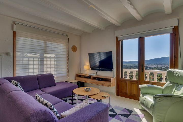 Characterful Spanish villa with guest accommodations and panoramic views in the Jalón Valley.