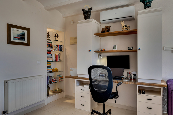 Characterful Spanish villa with guest accommodations and panoramic views in the Jalón Valley.