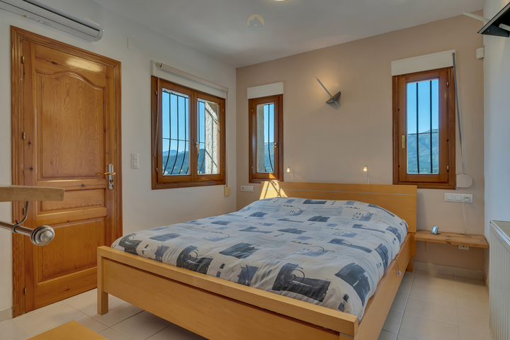 Characterful Spanish villa with guest accommodations and panoramic views in the Jalón Valley.