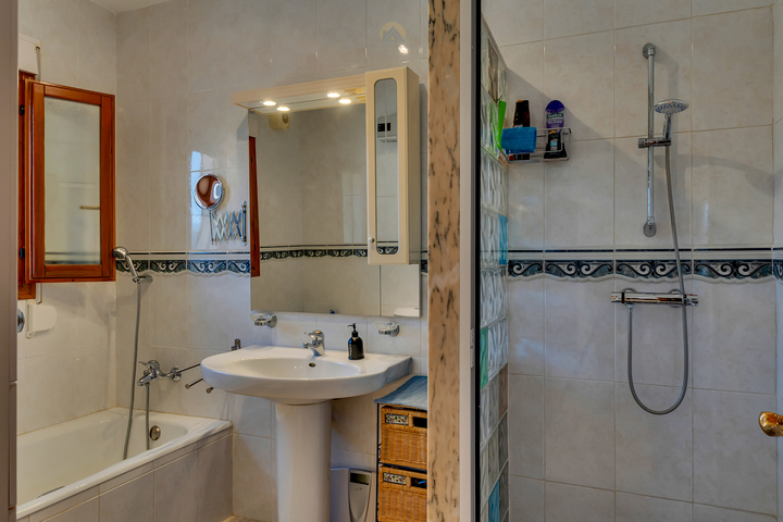 Characterful Spanish villa with guest accommodations and panoramic views in the Jalón Valley.