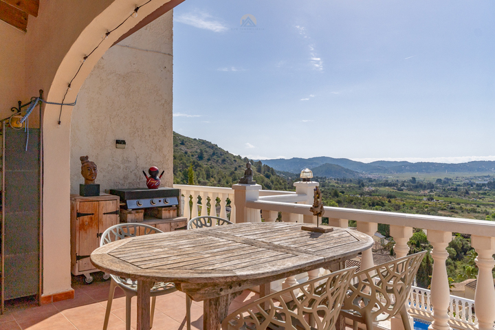 Characterful Spanish villa with guest accommodations and panoramic views in the Jalón Valley.