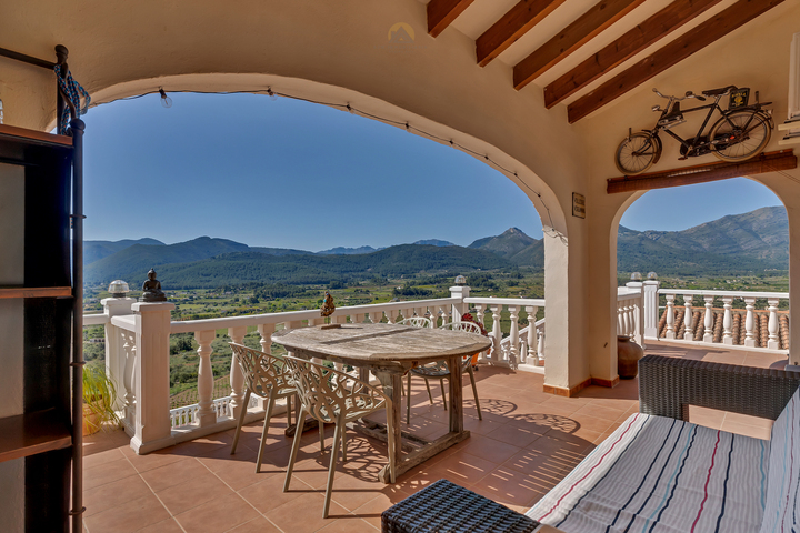 Characterful Spanish villa with guest accommodations and panoramic views in the Jalón Valley.