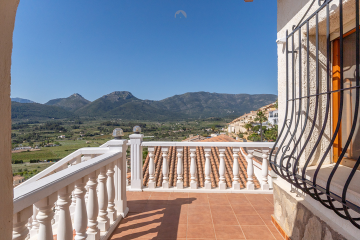 Characterful Spanish villa with guest accommodations and panoramic views in the Jalón Valley.