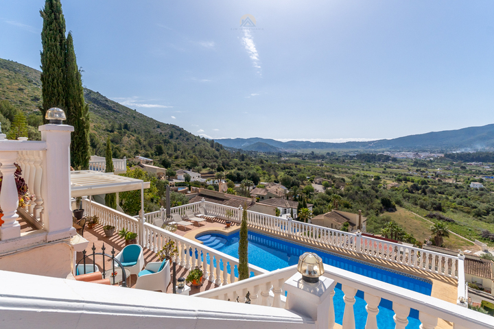Characterful Spanish villa with guest accommodations and panoramic views in the Jalón Valley.