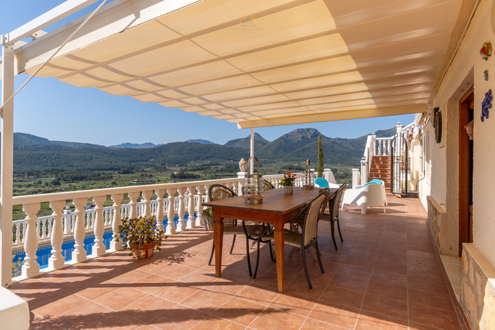 Characterful Spanish villa with guest accommodations and panoramic views in the Jalón Valley.