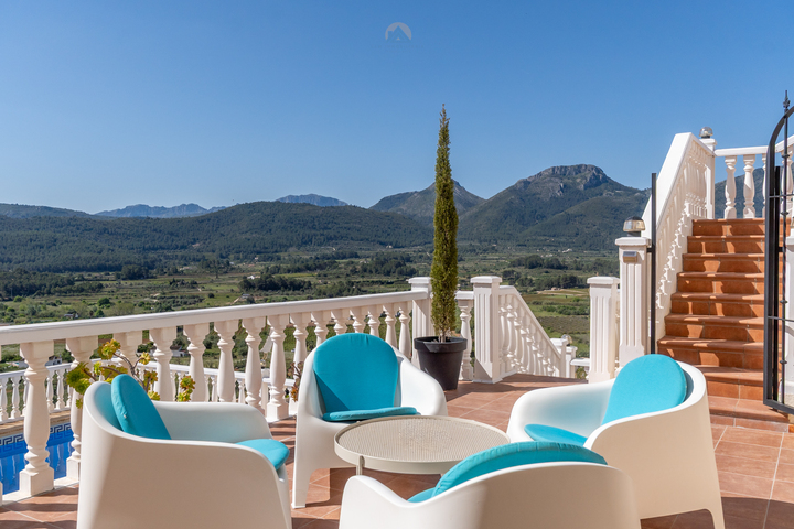 Characterful Spanish villa with guest accommodations and panoramic views in the Jalón Valley.