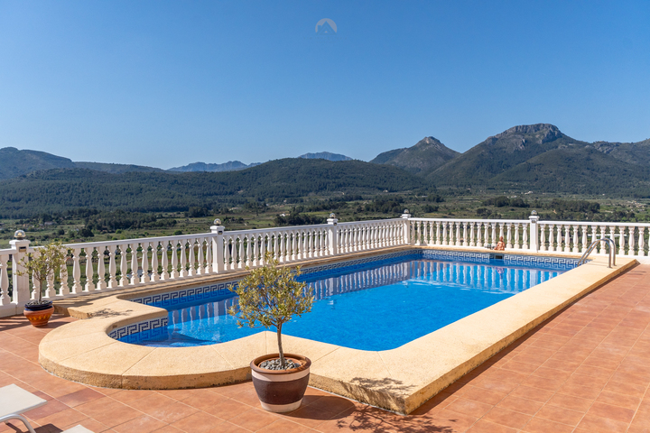 Characterful Spanish villa with guest accommodations and panoramic views in the Jalón Valley.