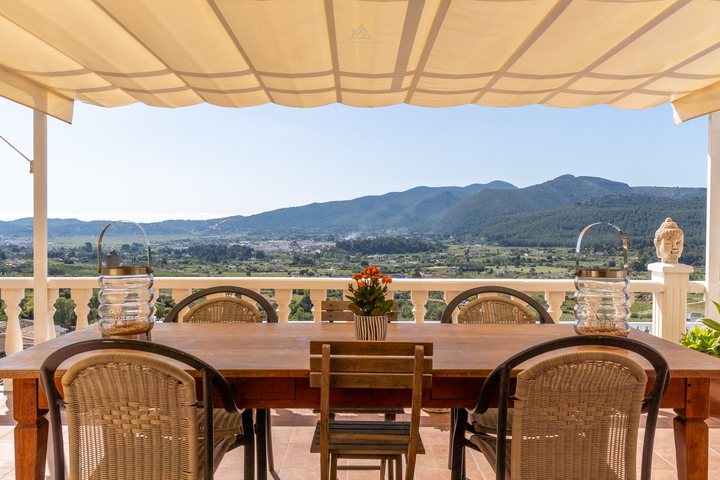 Characterful Spanish villa with guest accommodations and panoramic views in the Jalón Valley.