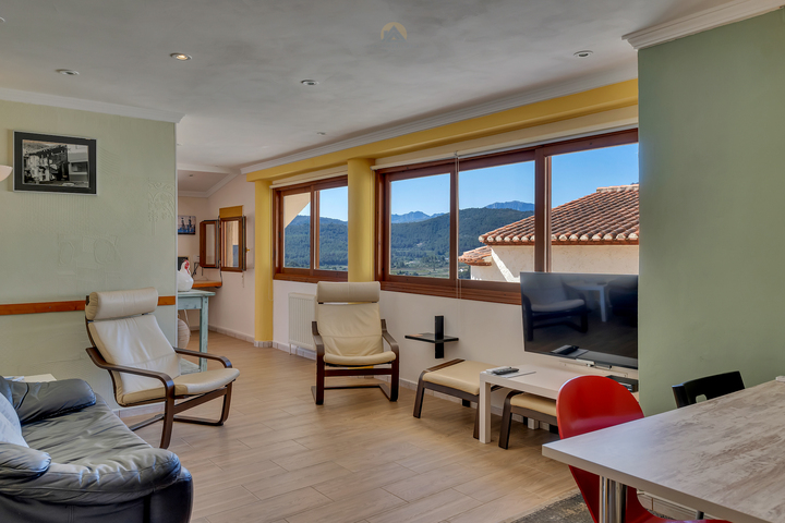 Characterful Spanish villa with guest accommodations and panoramic views in the Jalón Valley.
