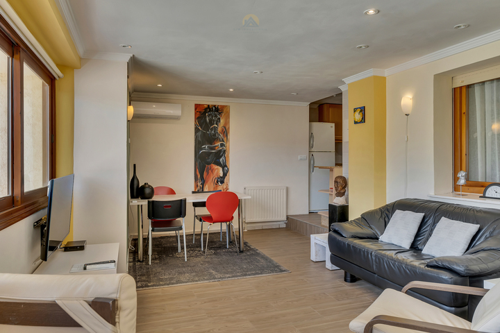 Characterful Spanish villa with guest accommodations and panoramic views in the Jalón Valley.