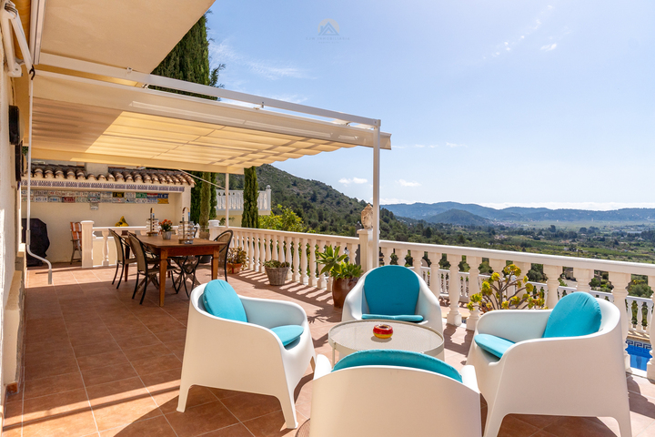 Characterful Spanish villa with guest accommodations and panoramic views in the Jalón Valley.