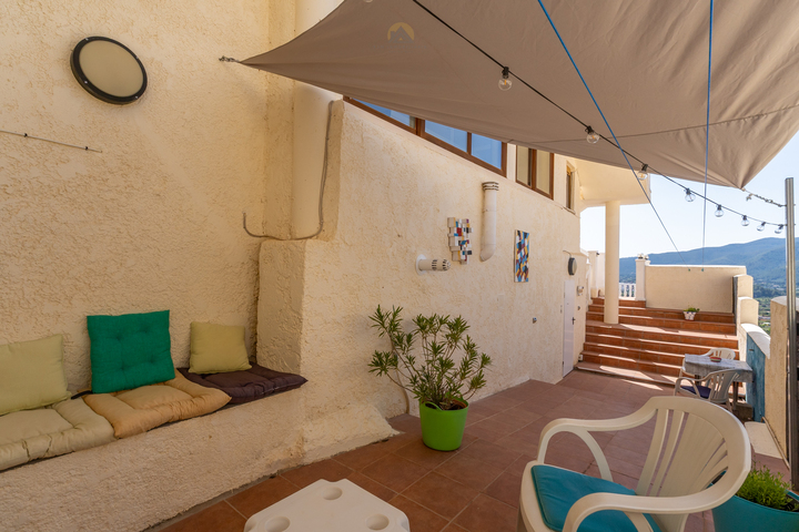 Characterful Spanish villa with guest accommodations and panoramic views in the Jalón Valley.