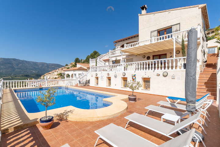 Characterful Spanish villa with guest accommodations and panoramic views in the Jalón Valley.