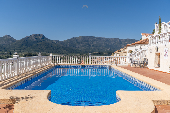 Characterful Spanish villa with guest accommodations and panoramic views in the Jalón Valley.
