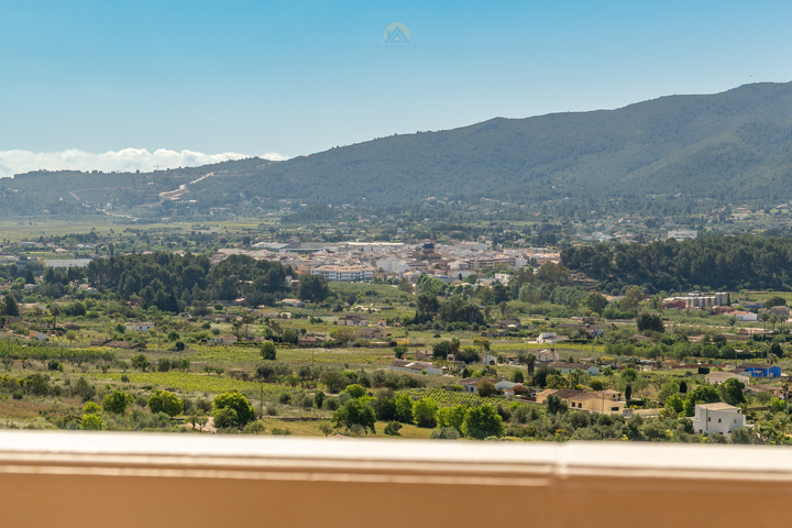 Characterful Spanish villa with guest accommodations and panoramic views in the Jalón Valley.
