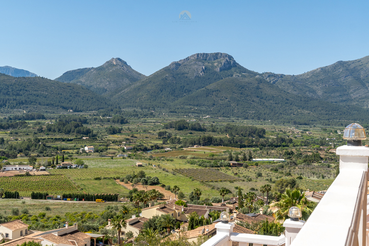 Characterful Spanish villa with guest accommodations and panoramic views in the Jalón Valley.