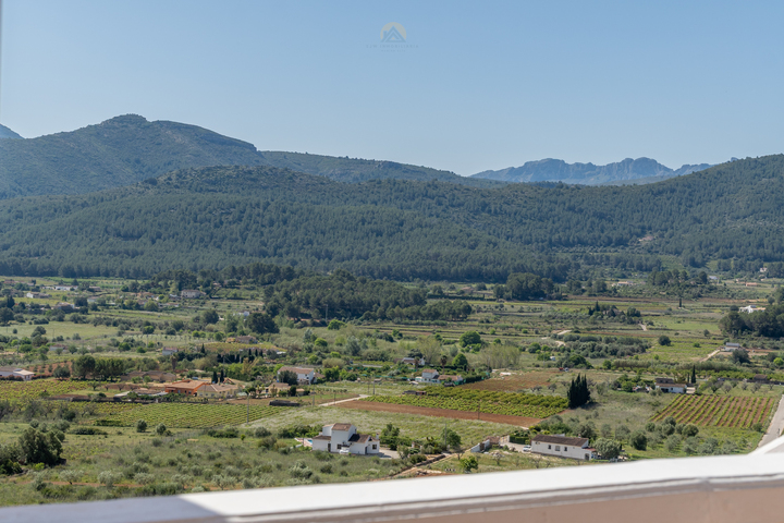 Characterful Spanish villa with guest accommodations and panoramic views in the Jalón Valley.