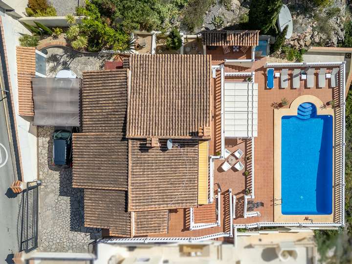 Characterful Spanish villa with guest accommodations and panoramic views in the Jalón Valley.