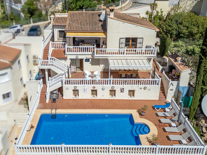 Characterful Spanish villa with guest accommodations and panoramic views in the Jalón Valley.