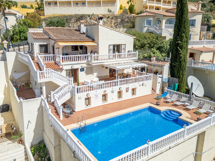 Characterful Spanish villa with guest accommodations and panoramic views in the Jalón Valley.
