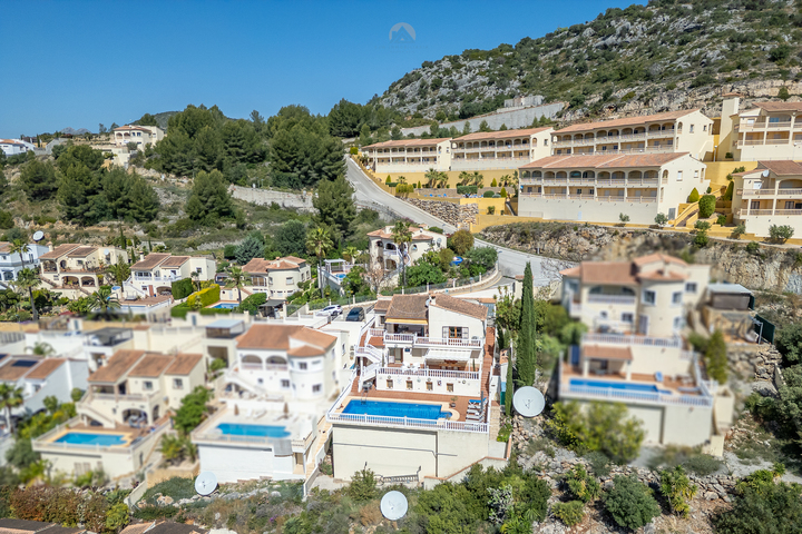 Characterful Spanish villa with guest accommodations and panoramic views in the Jalón Valley.