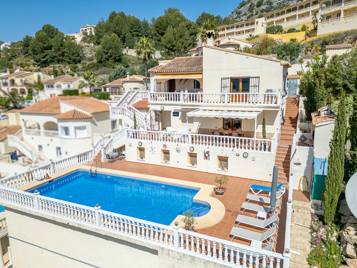 Characterful Spanish villa with guest accommodations and panoramic views in the Jalón Valley.