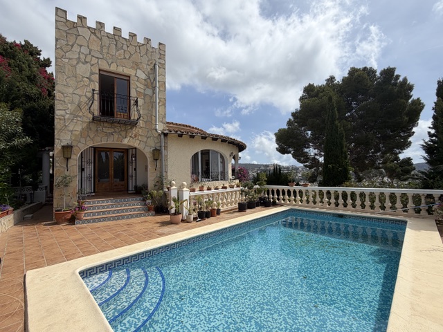 Charming villa with sea view in Moraira