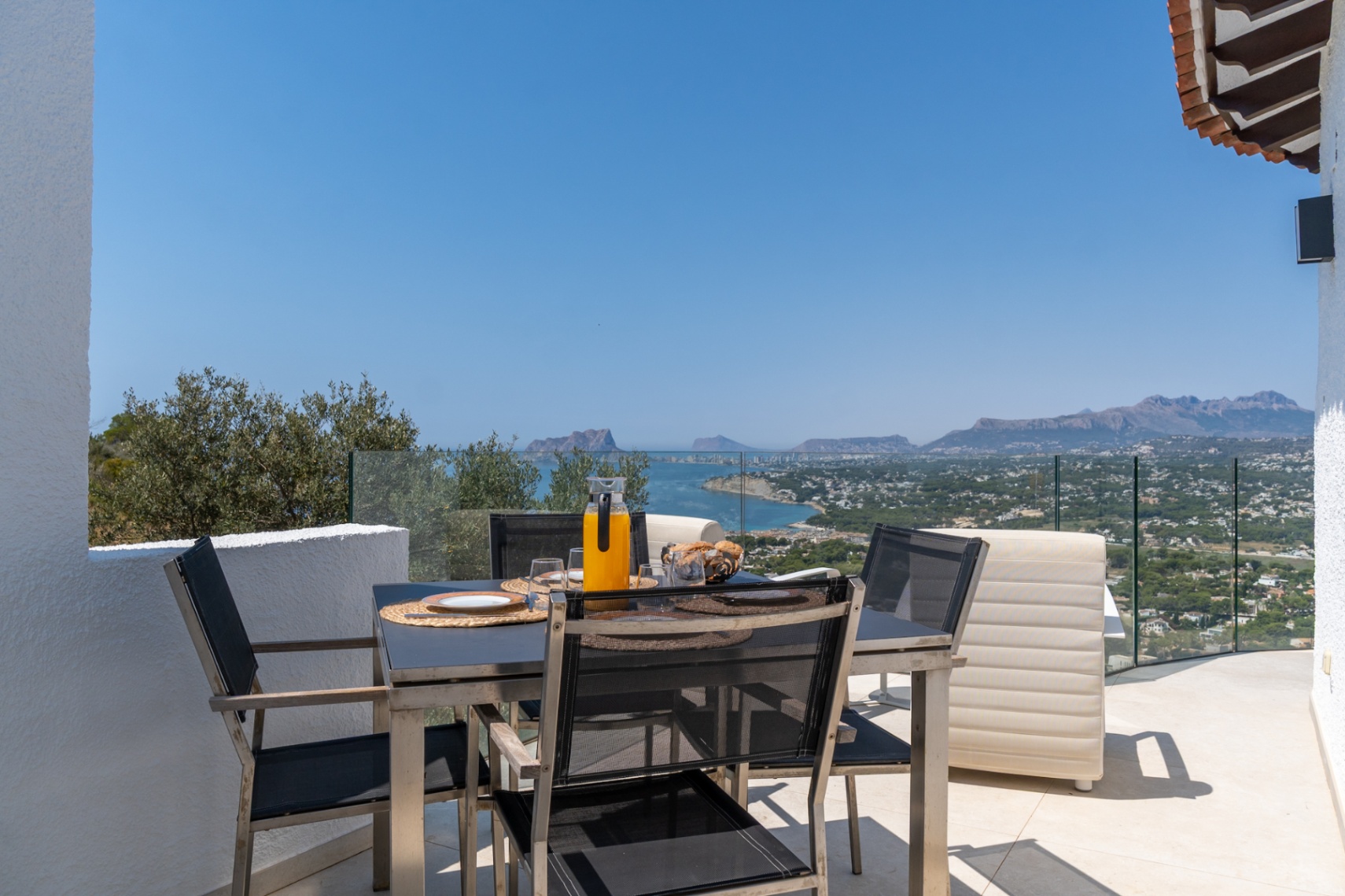 12717DR - Villa completamente renovada con vistas panorámicas al mar en El Portet.