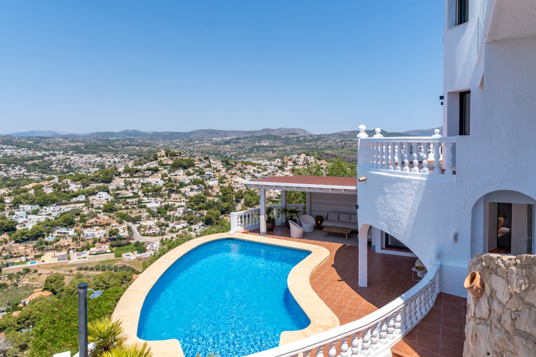 12717DR - Villa completamente renovada con vistas panorámicas al mar en El Portet.