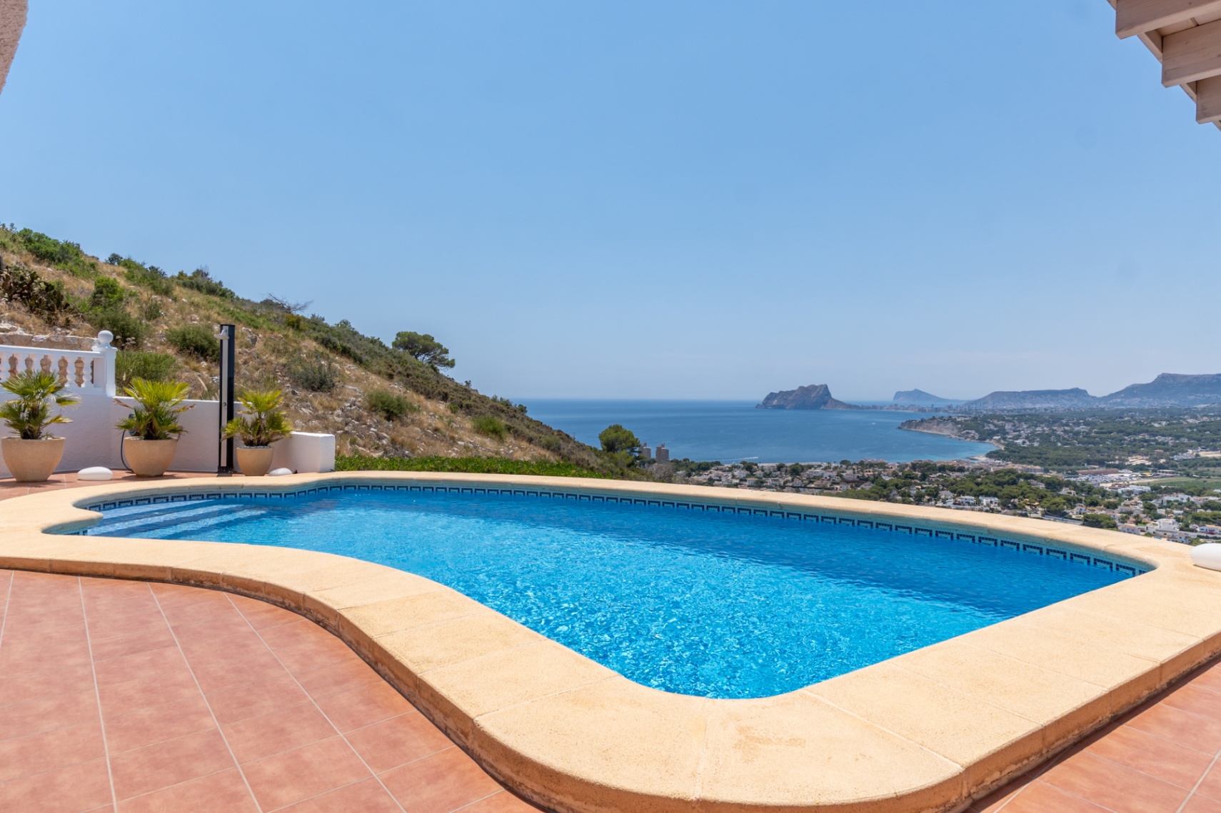 12717DR - Villa completamente renovada con vistas panorámicas al mar en El Portet.