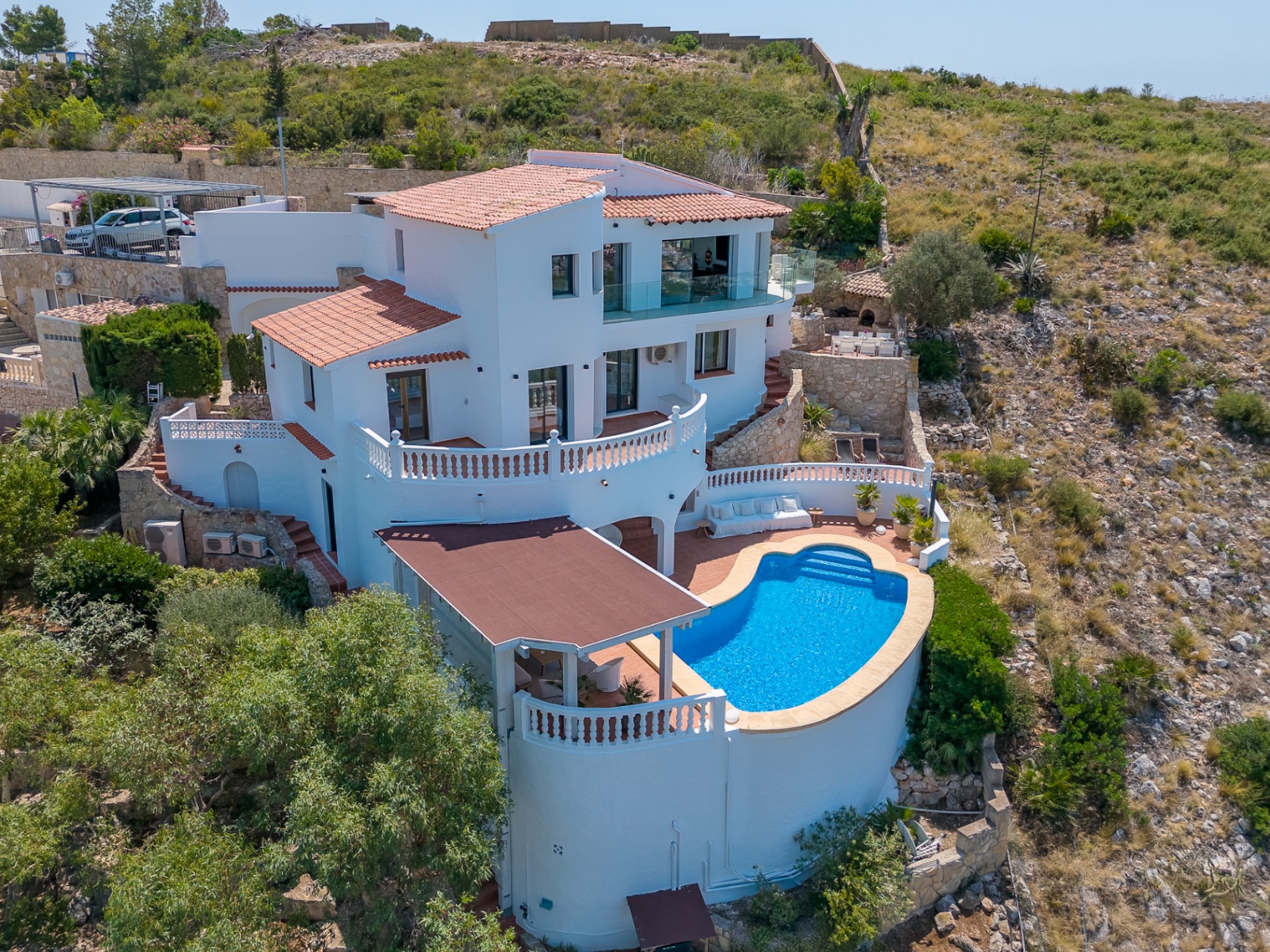 12717DR - Villa completamente renovada con vistas panorámicas al mar en El Portet.