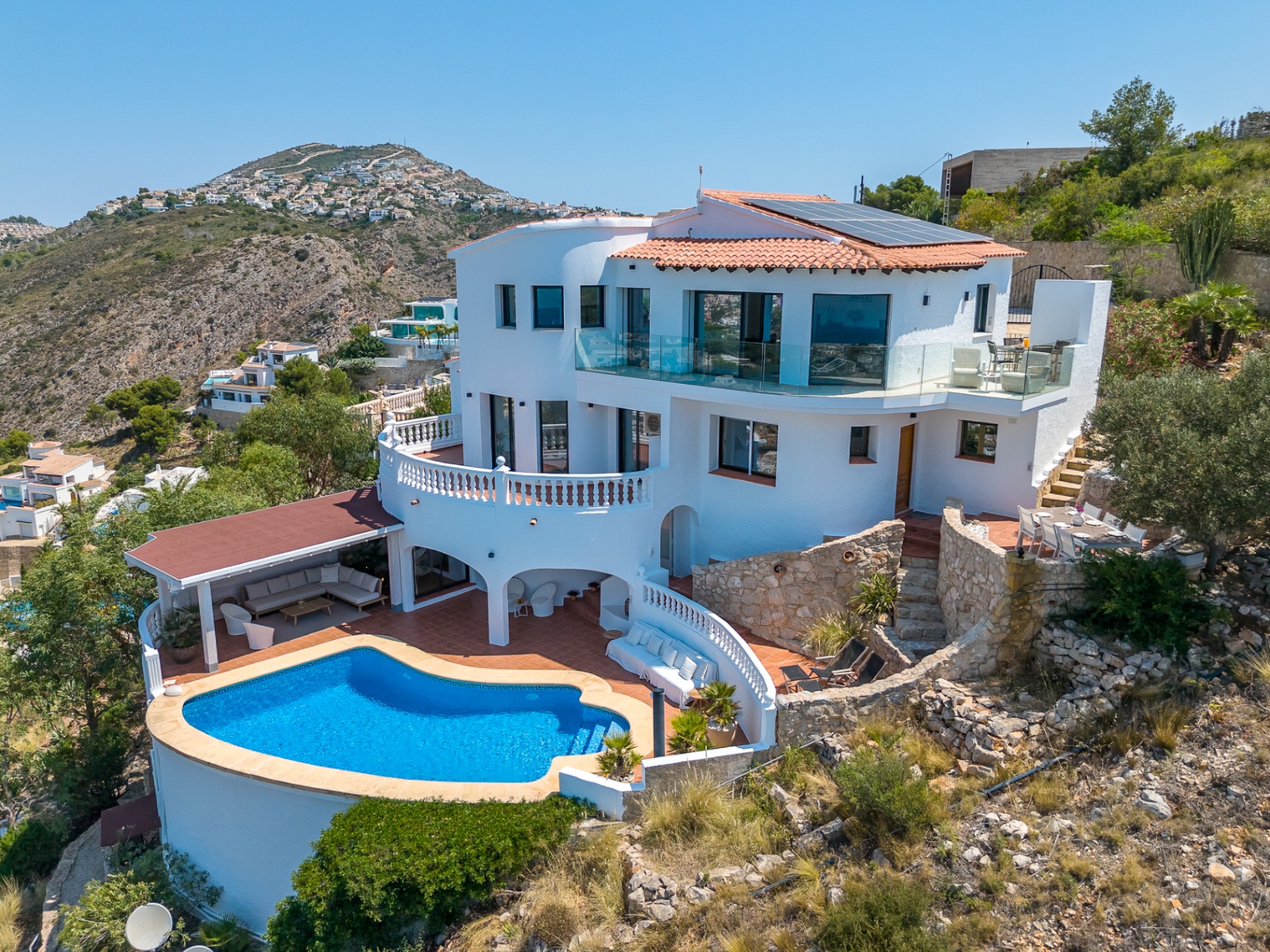 12717DR - Villa completamente renovada con vistas panorámicas al mar en El Portet.