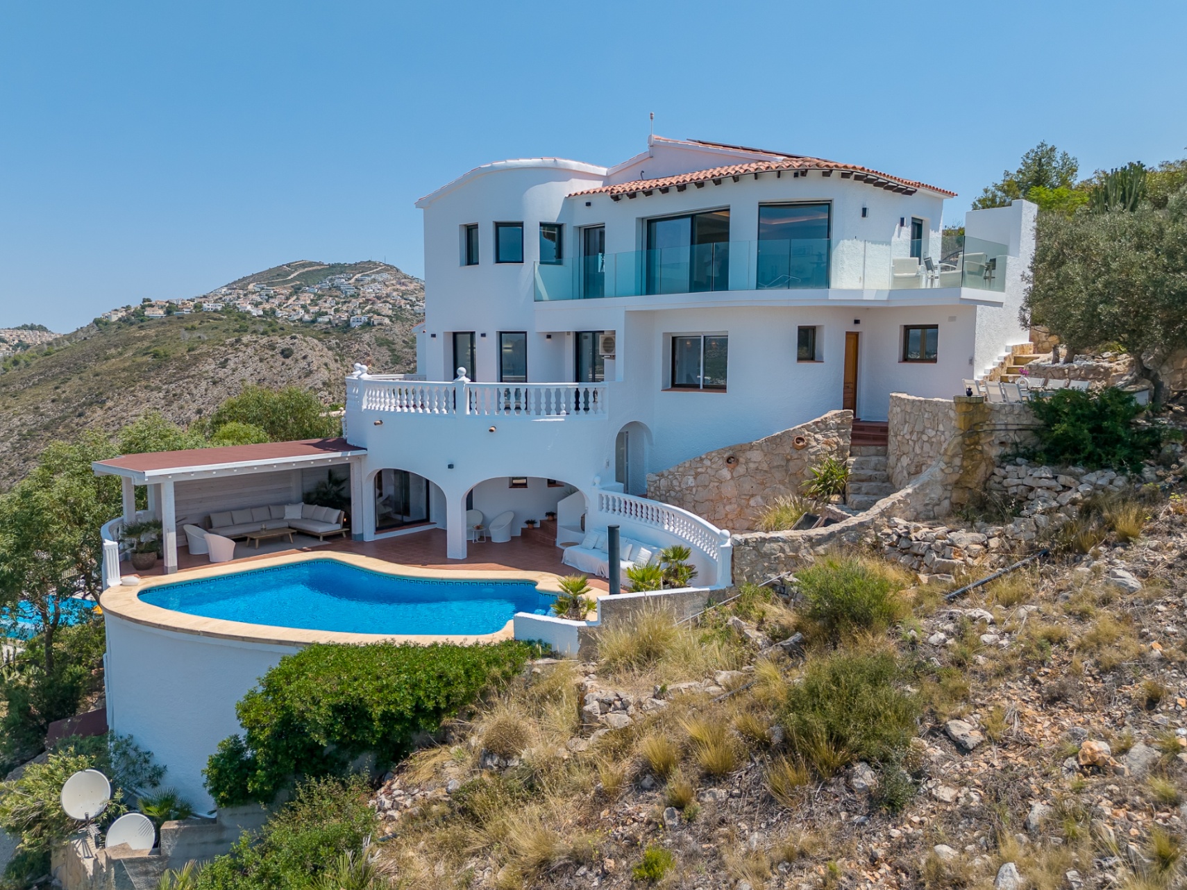 12717DR - Villa completamente renovada con vistas panorámicas al mar en El Portet.
