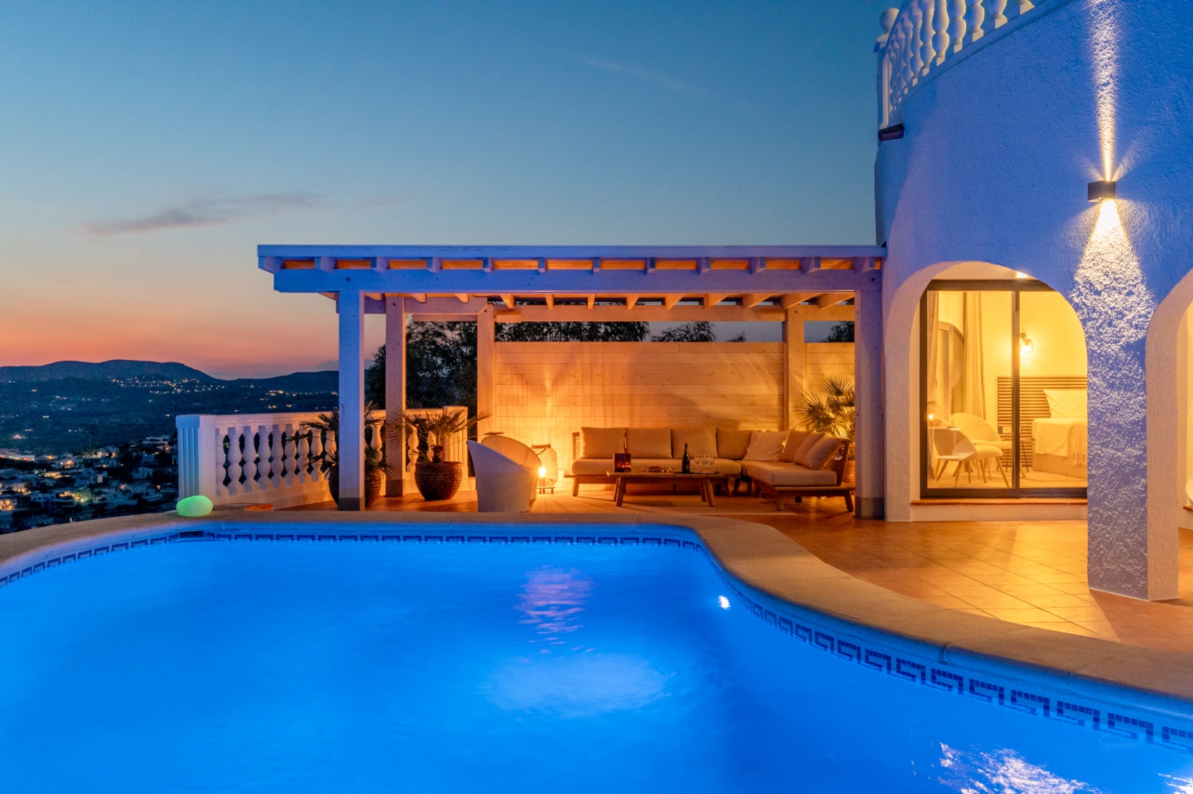 12717DR - Villa completamente renovada con vistas panorámicas al mar en El Portet.