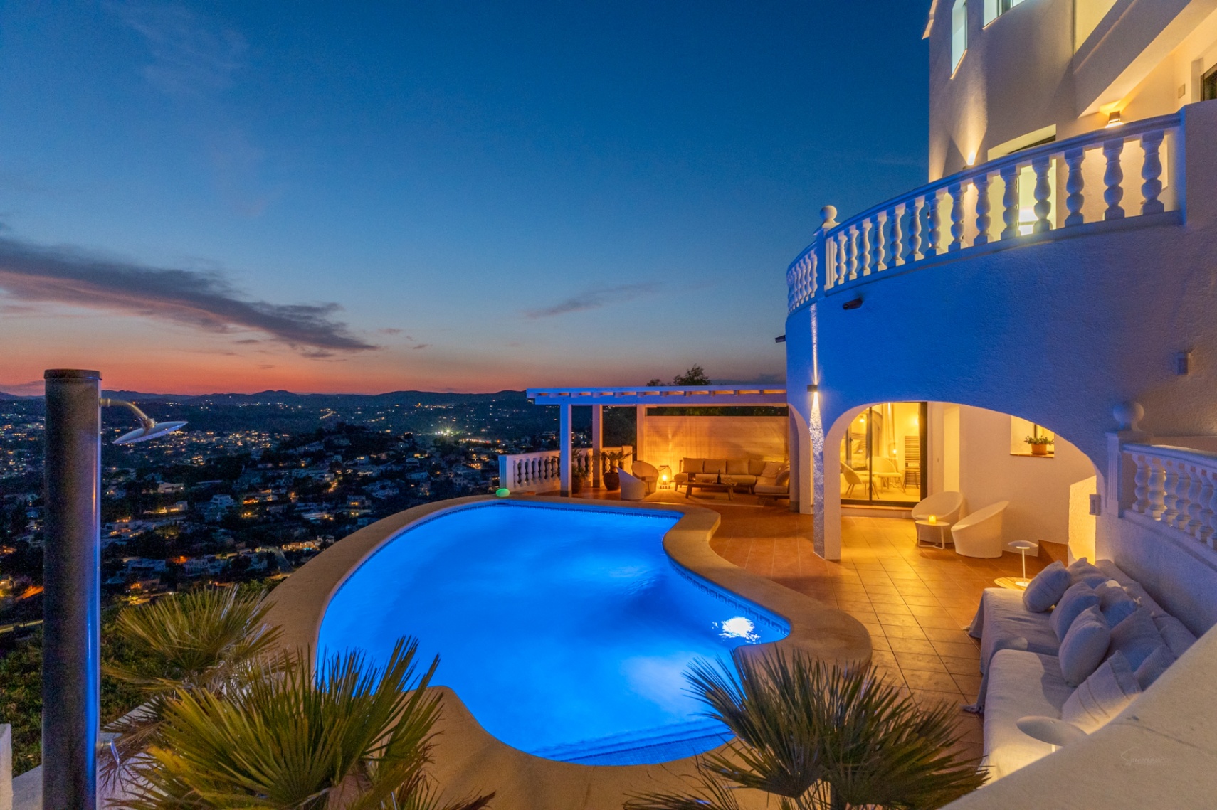 12717DR - Villa completamente renovada con vistas panorámicas al mar en El Portet.