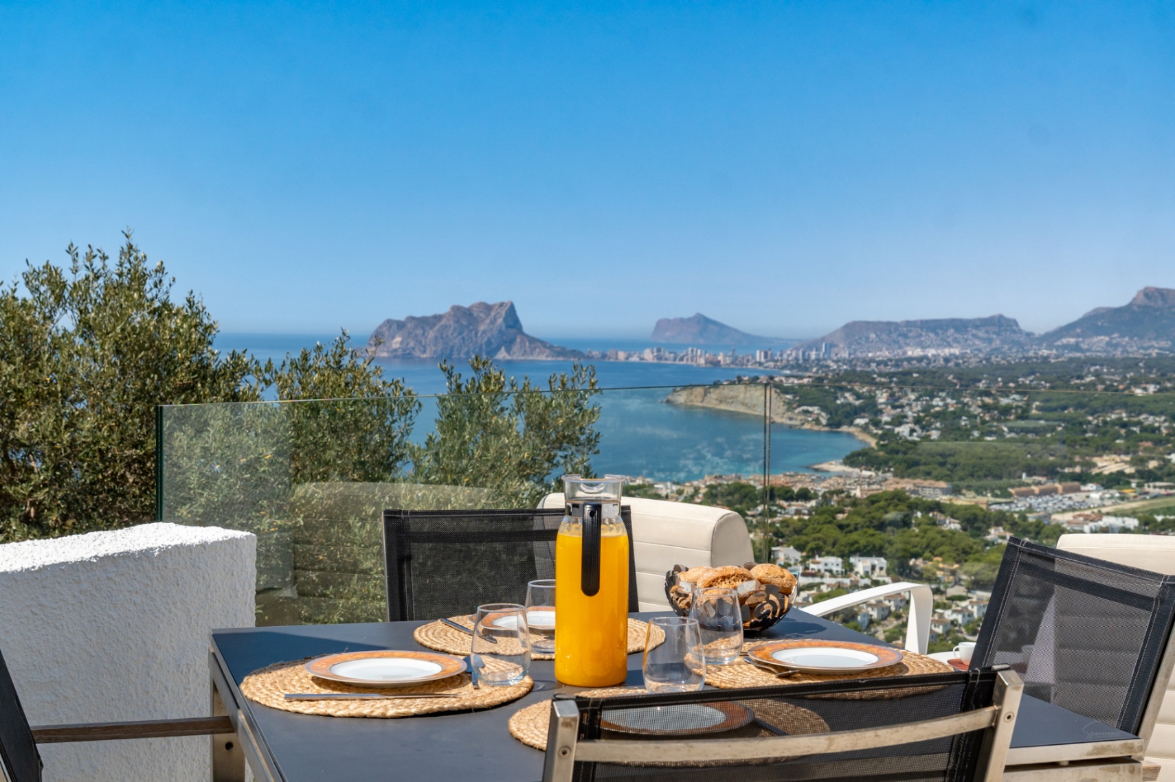 12717DR - Villa entièrement rénovée avec vue panoramique sur la mer à El Portet.