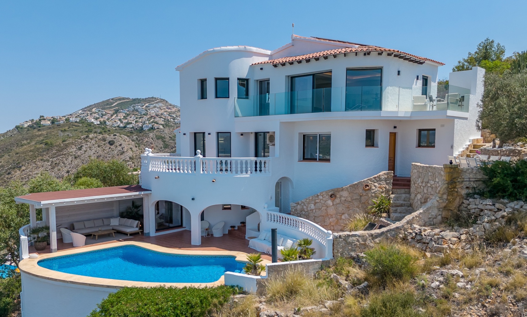 12717DR - Villa entièrement rénovée avec vue panoramique sur la mer à El Portet.
