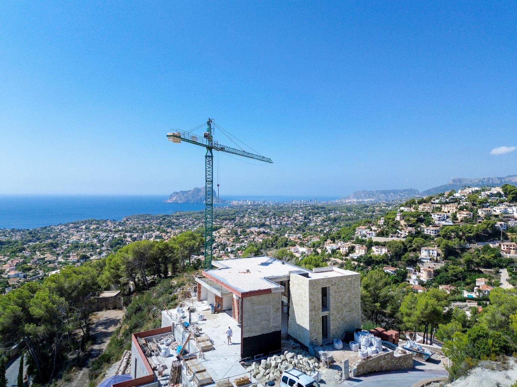 12642DA - Architectonische nieuwbouwvilla in Moraira met vier slaapkamers, zeezicht en infinityzwembad