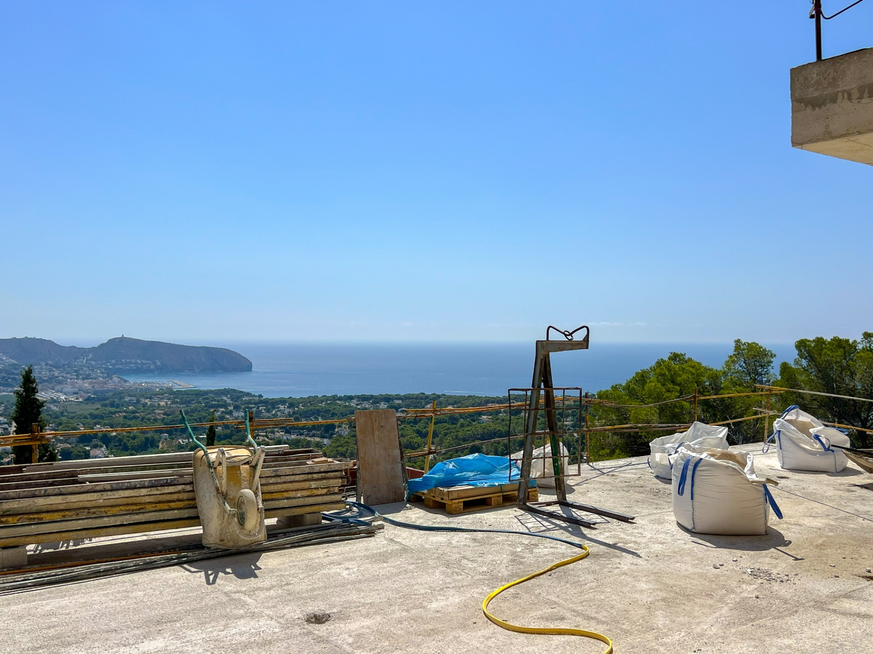 12642DA - Architectonische nieuwbouwvilla in Moraira met vier slaapkamers, zeezicht en infinityzwembad
