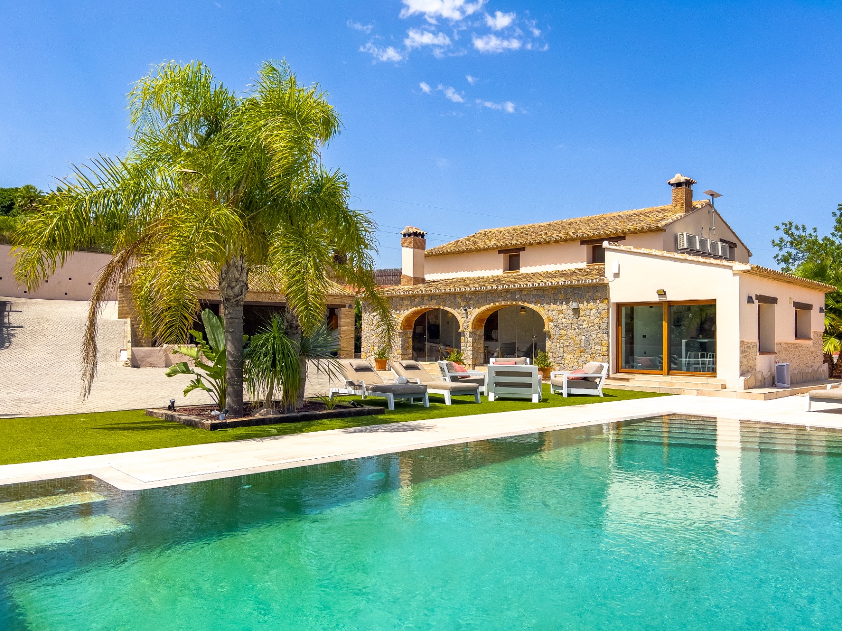12732NS - Finca con mucho encanto, vistas al mar, privacidad y piscina climatizada cerca de Moraira.