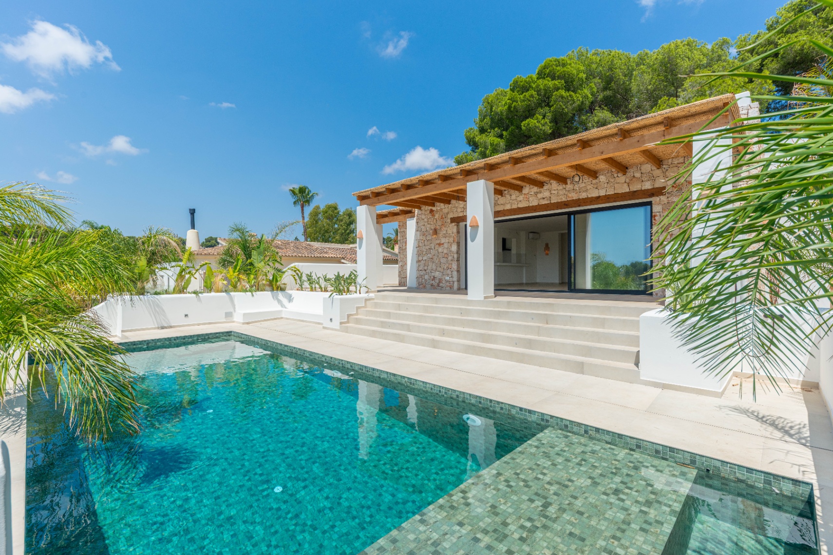 12735NS - Luxe Villa im Ibiza-Stil zu verkaufen in Moraira mit panoramischem Meerblick