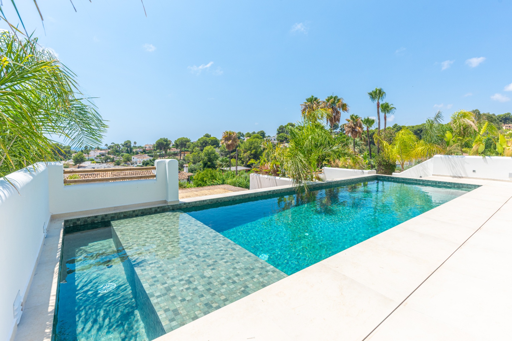 12735NS - Luxe Villa im Ibiza-Stil zu verkaufen in Moraira mit panoramischem Meerblick