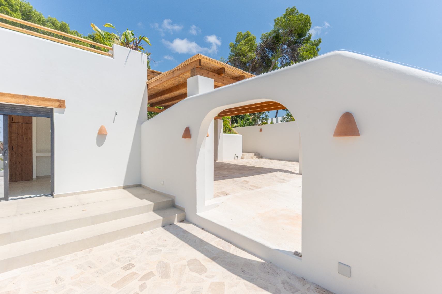 12735NS - Luxe Villa im Ibiza-Stil zu verkaufen in Moraira mit panoramischem Meerblick