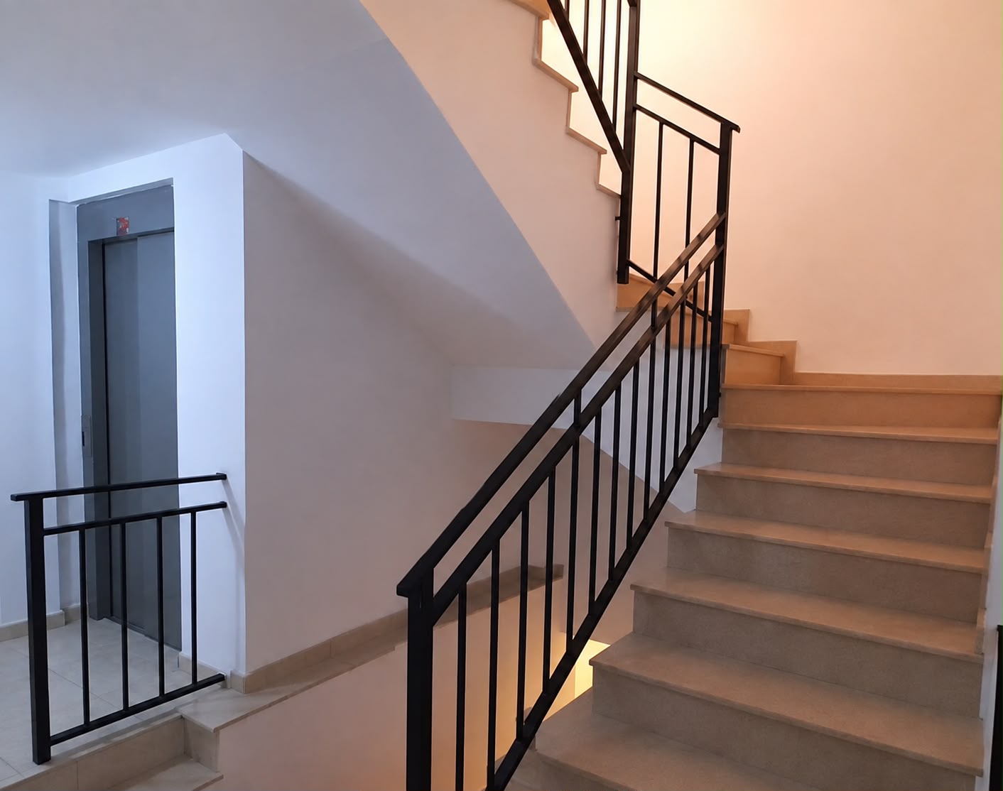 12734DR - Apartamento luminoso con dos dormitorios, una terraza privada en la azotea y vistas a las montañas en Parcent.