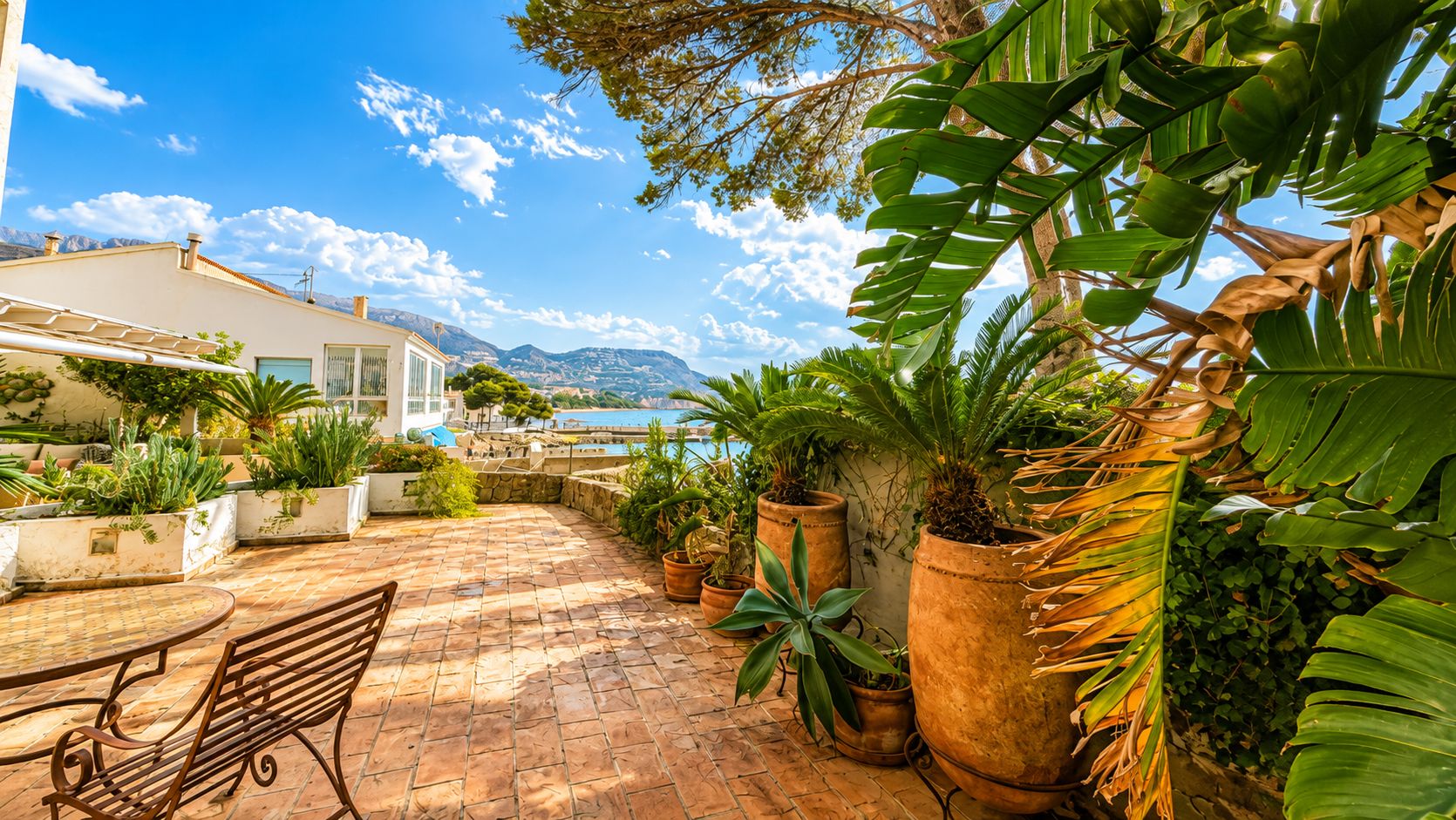 Characterful house directly by the sea in La Olla, Altea