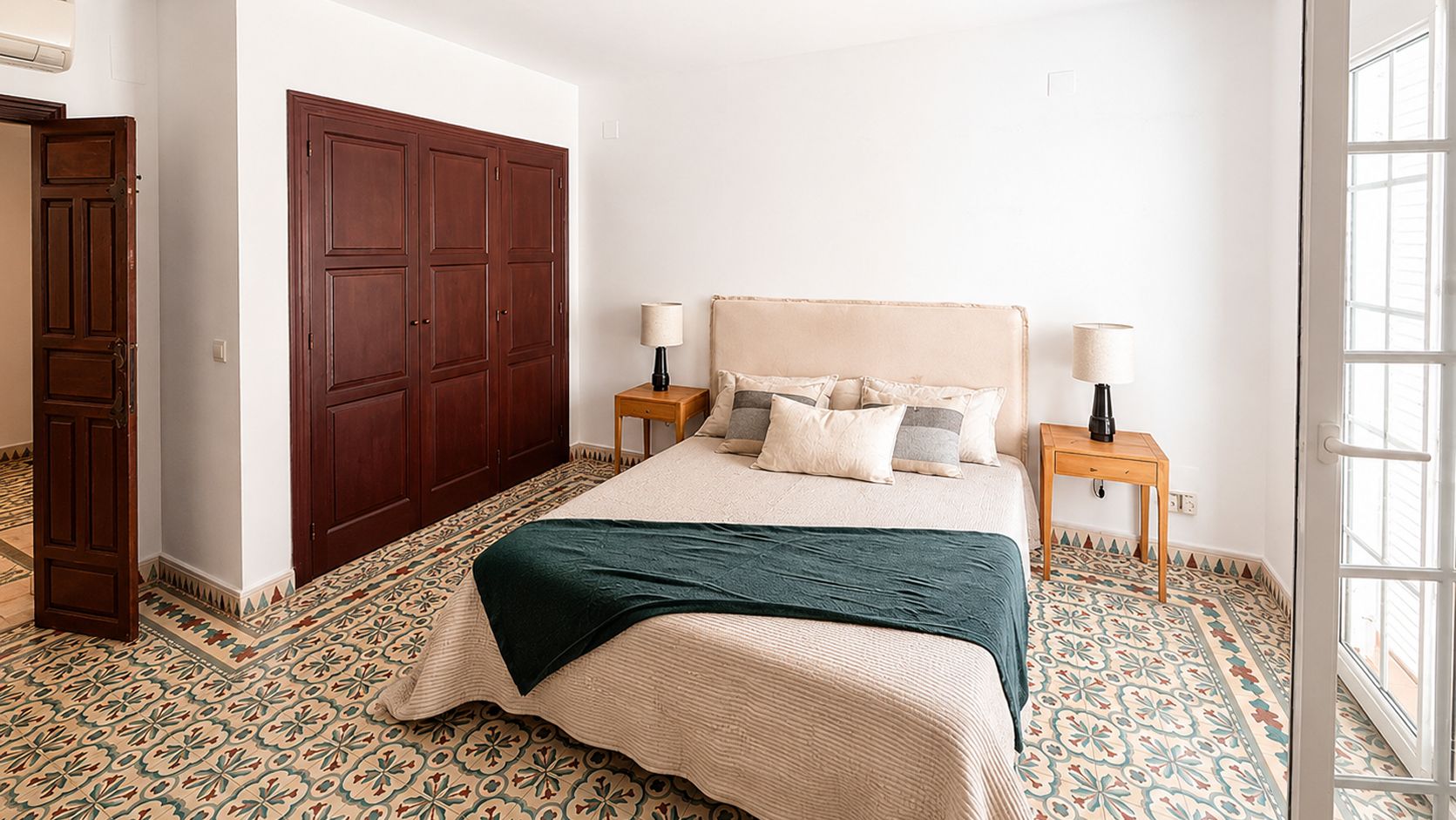 Characterful house directly by the sea in La Olla, Altea