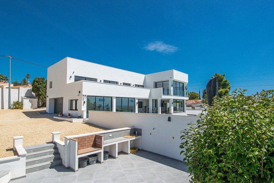 913DA - Villa moderne entièrement rénovée avec vue panoramique sur la mer, piscine à débordement et court de tennis.