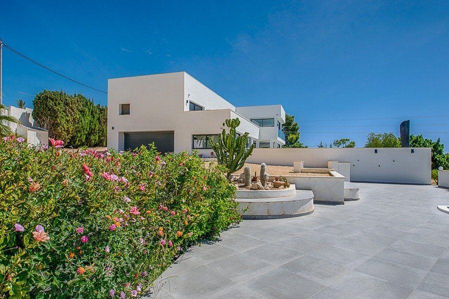 913DA - Villa moderne entièrement rénovée avec vue panoramique sur la mer, piscine à débordement et court de tennis.